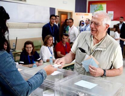 El cabeza de lista del PSOE al Parlamento Europeo, Josep Borrell, ha ejercido su derecho al voto en el colegio Juan Falcó de Valdemorillo, en Madrid.