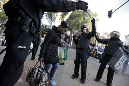 La policía ha detenido a casi un centenar de personas en el desalojo del colegio mayor San Juan Evangelista, conocido como el 'Johnny', en los alrededores de la Universidad Complutense de Madrid.