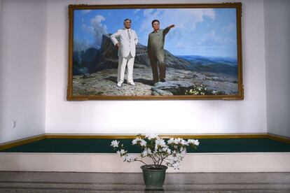 Kim Il-Sung (izquierda) y su hijo Kim Jong-Il, en el recibidor de la factoría textil. Los retratos de los dos líderes del régimen norcoreano están presentes en todos los edificios del país.