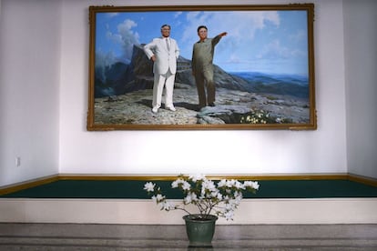 Kim Il-Sung (izquierda) y su hijo Kim Jong-Il, en el recibidor de la factoría textil. Los retratos de los dos líderes del régimen norcoreano están presentes en todos los edificios del país.