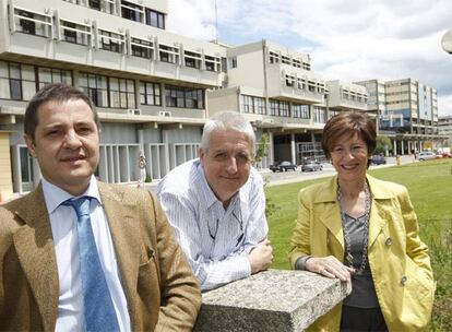 Felipe Serrano, Félix Goñi y Mari Carmen Gallastegui (de izquierda a derecha) posan en el campus de la UPV en Leioa antes de la celebración del debate.