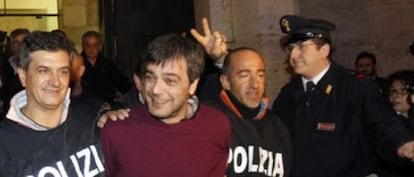 Antonio Iovane, rodeado por policías, tras su detención en 2010.