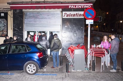 "El bar lo abrió un señor de Palencia y luego se lo cogió mi suegro y su hermano. Fallece mi suegro en el 77 y pasa a Casto y Moisés, sus hijos. Al fallecer Moisés –mi marido-, como esto es una comunidad de bienes, me dicen que tengo que hacerme cargo de mi parte. Fue así como empecé a trabajar en el horario de mañana", aseguraba Loli en una entrevista concedida a hace unos meses a Tentaciones.