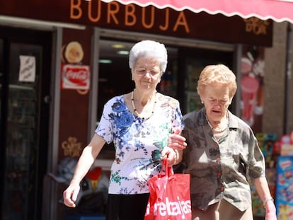 Dos mujeres pensionistas pasean en Madrid.