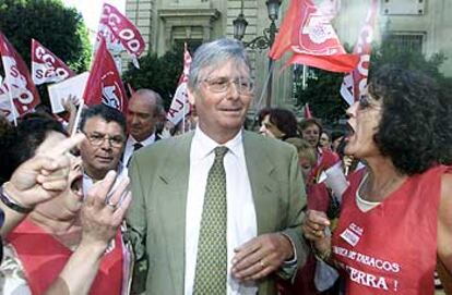 Trabajadores de Altadis increparon ayer al director de Recursos Humanos, José Luis Ralea, a su salida del Ayuntamiento de Sevilla.