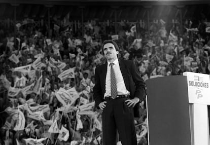 José María Aznar, líder de la oposición, con gesto de chulería en un mitin del Partido Popular de las elecciones autonómicas y municipales de 1995 en la plaza de Toros de Valencia. Un año después lograría su principal objetivo: llevar al PP a La Moncloa y proclamarse presidente del Gobierno. De su etapa en la oposición quedó una frase para el recuerdo: "¡Váyase, señor González!".