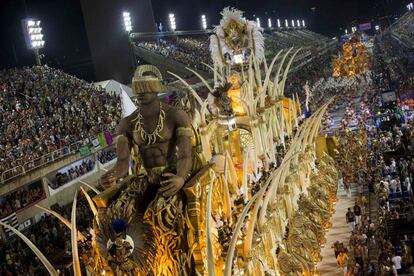 La agrupación Uniao da Ilha (Unión de la Isla) abrió los desfiles en el templo de Sapucaí, abarrotado en su última noche de carnaval, con un espectáculo en homenaje a Kitemblo, la fuerza universal del tiempo, el 27 de febrero de 2017.