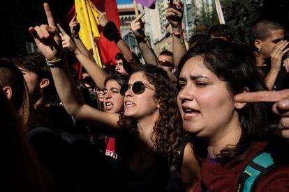 Un grupo de estudiantes gritan consignas durante la protesta estudiantil en Barcelona.  