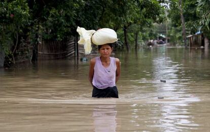 Una mujer camina por una calle inundada en Min Pyar (Myanmar)