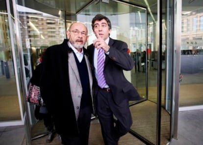 El ex presidente del Palau de la Música Félix Millet, con barba, a la salida del juzgado con el abogado Jordi Pina.