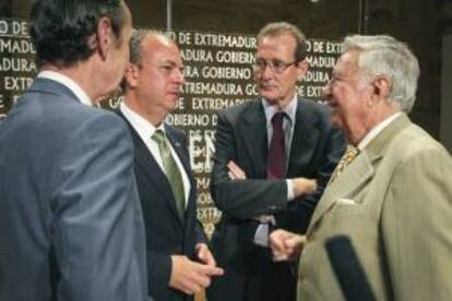 Los presidentes de Caja Rural del Sur, José Luis García Palacios (d); Caja Rural de Extremadura, Román Prieto (2d); el presidente de Extremadura, José Antonio Monago (2i); y el responsable de Caja Rural de Córdoba, Manuel Enríquez (i) tas informar de la decisión de Caja Rural de Extremadura de abandonar el Grupo Cooperativo Ibérico y romper el Sistema Institucional de Protección (SIP) con Caja Rural del Sur y Caja Rural de Córdoba, el pasado mes de abril. EFE/Archivo