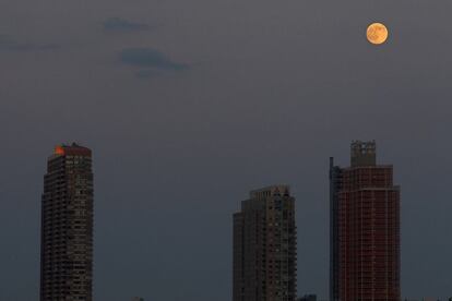 La luz de la 'superluna' perfila las siluetas de los edificios de Long Island, Nueva York.