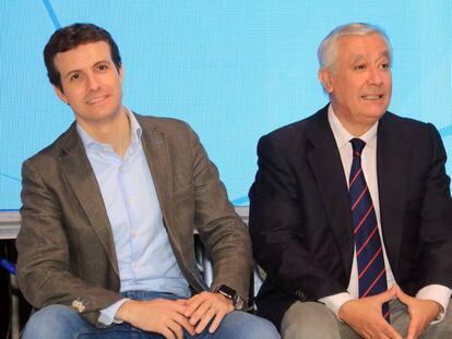 Pablo Casado amb Javier Arenas a la convenció de Sevilla. 