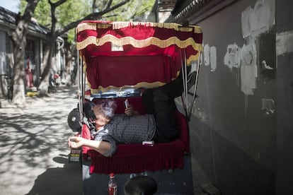 Un hombre descansa en su vehículo antes de volver al trabajo.