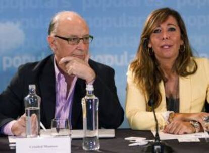 El ministro de Hacienda, Cristóbal Montoro, y la presidenta del PPC, Alicia Sánchez-Camacho, durante una reunión en Barcelona. EFE/Archivo