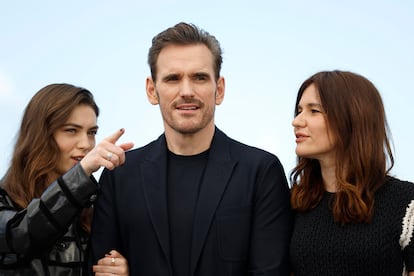 Desde la izquierda, Anamaria Vartolomei, Matt Dillon y la directora francesa Jessica Palud, el 22 de mayo en Cannes.