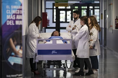 Varios alumnos junto a uno de los robots de simulación de los que dispone el hospital virtual de la Universidad Alfonso X el Sabio (Madrid).