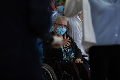 Josefa Pérez, de 89 años, es la primera mujer en vacunarse en Cataluña, este domingo.
