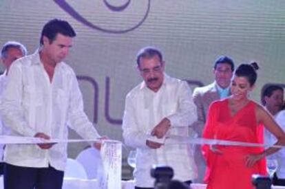 Fotografía cedida por los organizadores de la inauguración del hotel Breathless Punta Cana que muestra al ministro de Turismo de España, José Manuel Soria (i), junto al presidente dominicano, Danilo Medina (c), durante la inauguración del hotel de lujo Breathless Resort & Spa, en las playas de Uvero Alto, en el enclave turístico de Punta Cana (este).