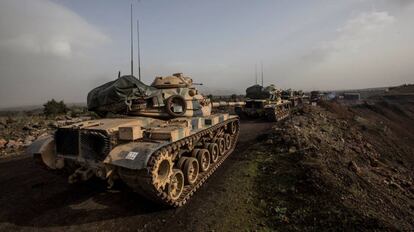 Tanques del Ejército turco listos para cruzar la frontera sirio-turca, en el distrito de Hassa, Turquía, el pasado 22 de enero de 2018.