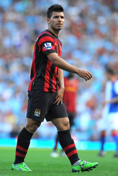 El <i>Kun</i> Agüero se retira lesionado del Balckburn Rovers-Manchester City de la <i>Premier League</i>.