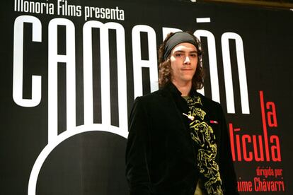 El director de cine Jaime Chávarri plasma la leyenda y el mito de José Monge Cruz, <i>Camarón de la Isla</i>, en la pantalla grande. La película cuenta con la actuación de Óscar Jaenada, que encarna la figura mítica del cantaor de flamenco; Verónica Sánchez, de <i>La Chispa</i>, mujer de Camarón; Jacobo Dicenta, como <i>Luquitas</i>; Mercé Llorens será Isabel, una madrileña "que juega con fuego con el protagonista", y los actores y guitarristas Raúl Rocamora, como Paco de Lucía, y Alfonso Begara, como <i>Tomatito</i>, entre otros.