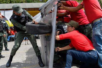 Miembros de la Milicia Bolivariana Nacional participan en unos ejercicios militares en la Escuela de la Guardia Nacional 'Ramo Verde' de Caracas. Durante la operación, las fuerzas civiles y la milicia aprenden tácticas militares para responder en caso de protestas o una intervención militar extranjera en Venezuela.