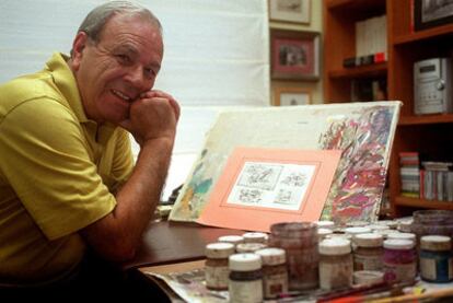 El pintor taurino Luis García Campos en su mesa de trabajo.