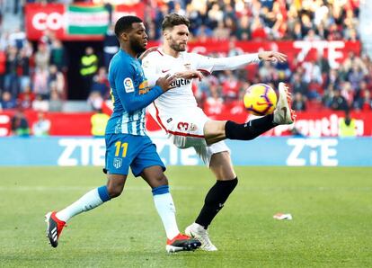 Sergi Gómez trata de despejar ante la presión de Lemar.