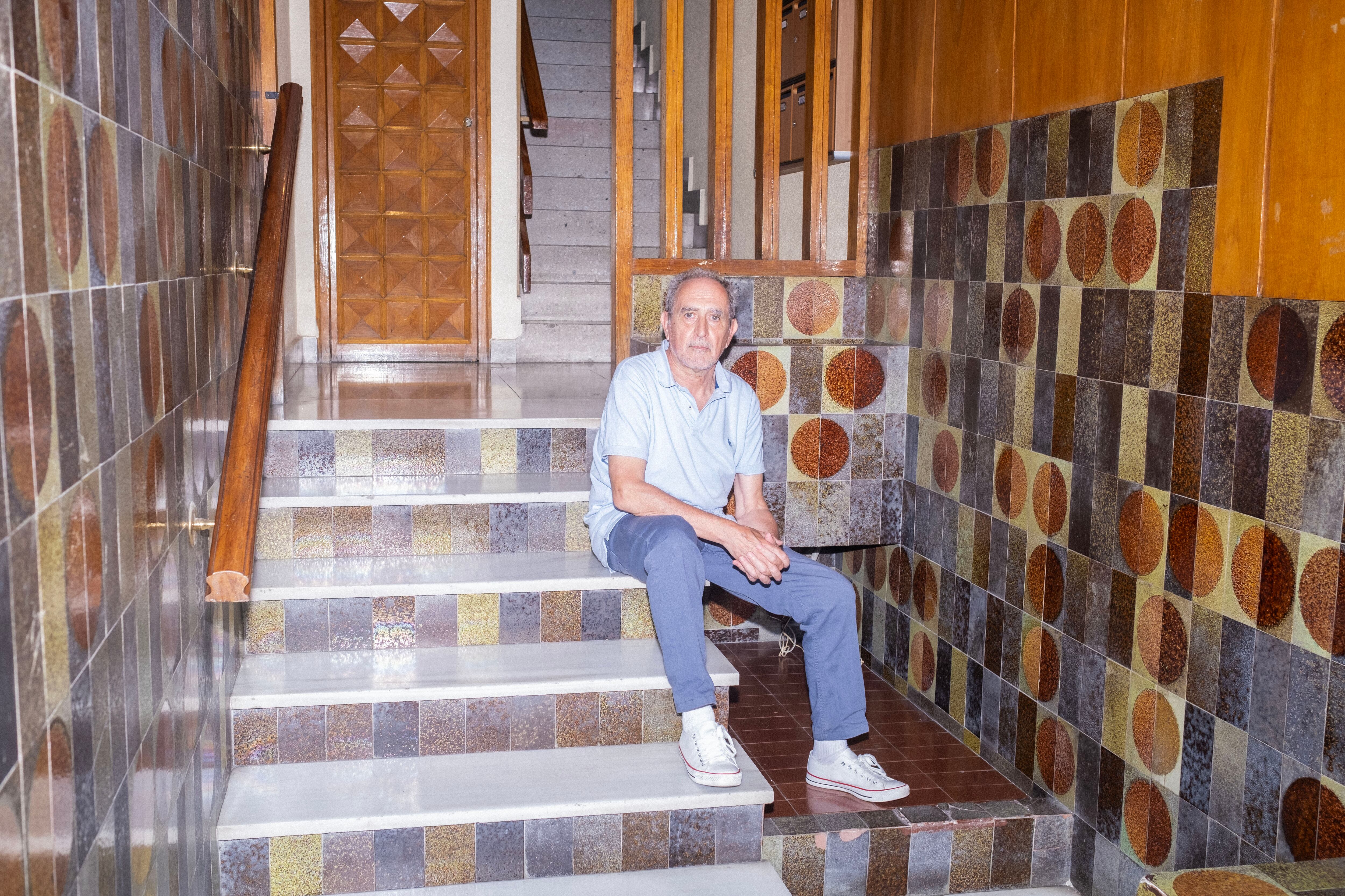 
Luis Calero, en el interior de un portal  de azulejos dadá de Leganés. 
