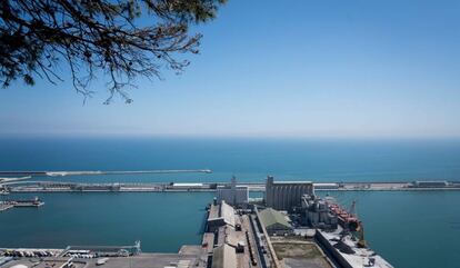 El port de Barcelona sense vaixells (ni creuers) durant la pandèmia.