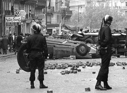 La policía vigila junto a una barricada en París en mayo de 1968.