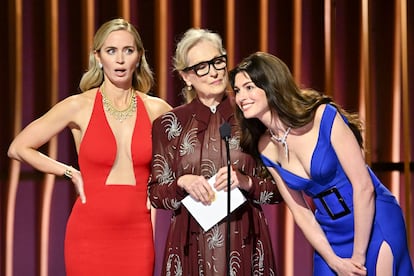 Emily Blunt, Meryl Streep y Anne Hathaway sobre el escenario de la 30 edición de los premios del sindicato de actores en Los Ángeles, la noche del sábado.