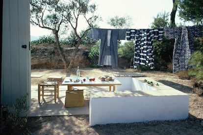 El comedor exterior de la vivienda, con una escenografía de verduras y kimonos diseñada por el propio Rudofsky en los años setenta.