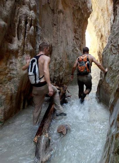 Un grupo de senderistas, por el paraje natural del Río Chillar.