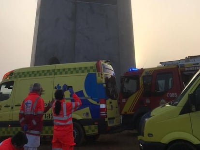 Los servicios de emergencias en las obras del parque eólico de La Mudarra (Valladolid) donde han fallecido dos operarios.