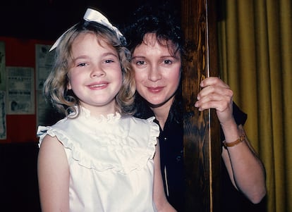 Drew Barrymore con su madre en 1984.