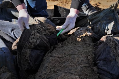 Un policía examina uno de los cuerpos encontrados en Borondianka, el jueves.