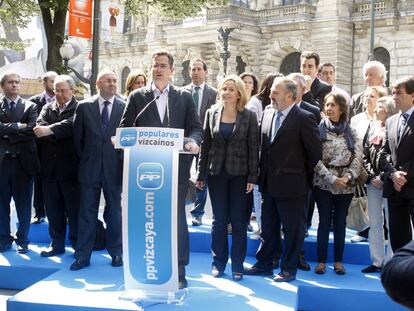 El líder del PP vasco, Antonio Basagoiti, con los candidatos a las Juntas de Vizcaya.