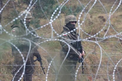 Dos soldados en la frontera de Bielorrusia con Polonia este miércoles.