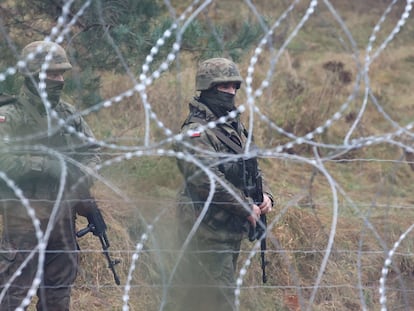 Dos soldados en la frontera de Bielorrusia con Polonia este miércoles.