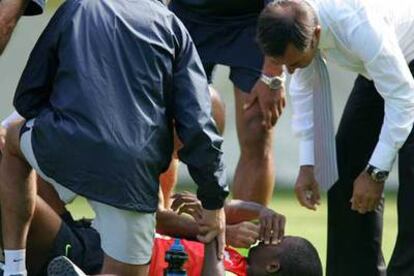 Eto'o recibe atención tras golpearse ayer en el entrenamiento.