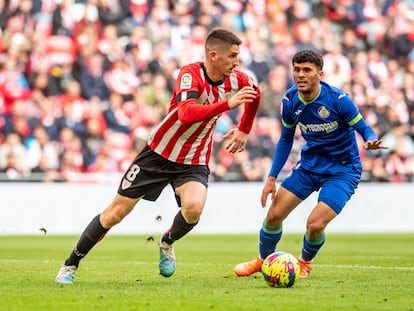 Oihan Sancet controla el balón ante Carles Aleñá durante el Athletic-Getafe de este sábado.