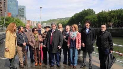 Juan Mari Aburto, en el centro, junto a candidatos y cargos del PNV.