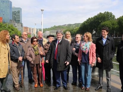 Juan Mari Aburto, en el centro, junto a candidatos y cargos del PNV.