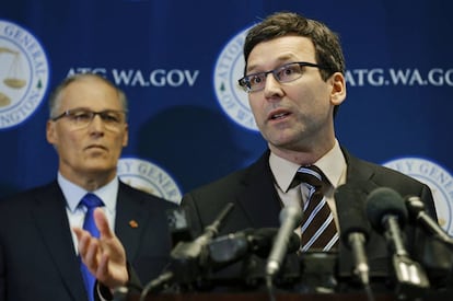 O procurador-geral do Estado de Washington Bob Ferguson, fala à frente do governador Jay Inslee.