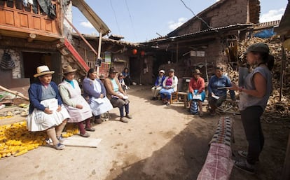 Un grupo de mujeres atiende a las explicaciones sobre el desarrollo del documental interactivo.