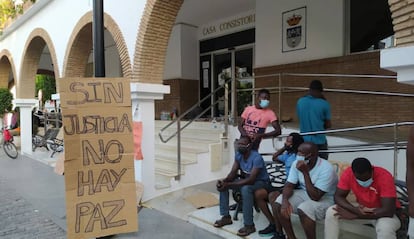 Un grupo de jornaleros protesta ante las puertas del Ayuntamiento de Lepe.