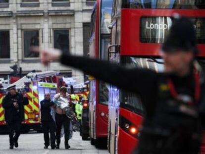 Ciudadanos que estaban en el puente de Londres frenaron al sospechoso.