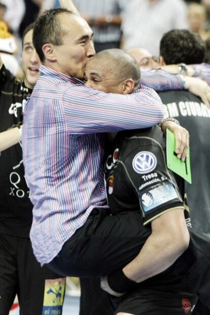 Talant Dujshebaev, como entrenador del Ciudad Real, celebra el Campeonato de Europa de Balonmano tras vencer en la final al Kiel (25-31).